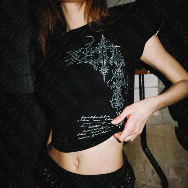 Baby Tee med Punk Print til Kvinder i Y2K Stil - Image 5
